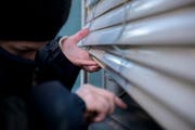 Serienweise Einbrüche soll der Mann begangen haben - er will davon nichts wissen. (Bild: Mareycke Frehner (Archiv/Symbolbild))