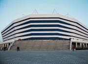 Wie ein riesiges UFO, das auf der Osterinsel gelandet ist: die Arena in Kaliningrad. (Bild: Nikolai Kharchenko/AP (11. April 2018))