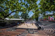 Blick in die Beachvolleyball-Arena im Luzerner Lido. Am Mittwochnachmittag werden erste Spiele ausgetragen. (Bild: Pius Amrein (Luzern, 8. Mai 2018))
