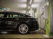 Längst kein seltenes Bild mehr: öffentliche Ladestationen für Elektroautos. (Bild: Urs Bucher)