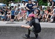 Die Skateboarder führten auf dem neuen Pumptrack Mittelrheintal in Berneck als Erste einen Wettkampf aus. Ihre waghalsigen Fahrten lockten auch viele Zuschauer an. (Bild: Yves Solenthaler)