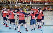Die Emmer Handballer beim «Aufstiegstanz» nach dem Schlusspfiff. (Bild: «Landbote»/Marc Dahinden (Winterthur, 12. Mai 2018))