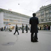 Businessleute müssen für die Reinigung ihrer Anzüge tief in die Tasche greifen. Bild vom Paradeplatz in Zürich. (Bild: Keystone/Gaetan Bally)