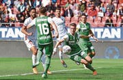 Andreas Wittwer vom FC St. Gallen unterläuft in der 35. Minute ein Eigentor zum 1:2. (Bild: Frederic Dubuis/freshfocus (freshfocus))