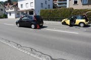 Die 62-jährige Autofahrerin bemerkte das stehende Auto zu spät. (Bild: Kapo SG)
