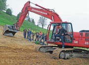 Baukommissionspräsident Michael Wehrli (auf dem Bagger) begrüsst die Anwesenden zum symbolischen Spatenstich für das neue Reservoir Schlatt. (Bild: PD)