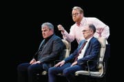Viktor Giacobbo und Mike Müller (ganz links) verarbeiten ihre seelischen Störungen auf der Bühne im Theater Casino Zug zusammen mit ihrem selbsternannten Personality Coach Dominique Müller (Mitte). (Bild: Stefan Kaiser (Zuger Zeitung) (Zuger Zeitung))