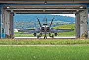 Eine F/A-18-Militärmaschine im Hangar auf dem Flugplatz Emmen. (Bild: Pius Amrein (Emmen, 5. August 2014))