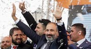 Anzug statt Schirmmütze und Tarnkleidung: Nikol Paschinjan tritt vor die jubelnde Menge auf dem Platz der Republik in Eriwan. (Bild: Thenassis Stavrakis/AP (8. Mai 2018))