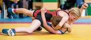 Die Schattdorferin Anja Epp (oben) zeigt sich gegen Silas Dietiker (Ringerstaffel Freiamt) angriffig. (Bilder: Philipp Schmidli (Willisau, 6. Mai 2018))