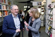 Philip C. Brunner und Barbara Gysel diskutierten über allerlei Themen. (Bild: Werner Schelbert (Zuger Zeitung) (Zuger Zeitung))