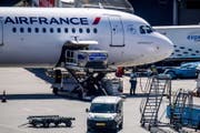 Eine Maschine der Air France wird am Flughafen Schiphol entladen. (Bild: Robin Utrecht / EPA (Amsterdam, 7. Mai 2018))
