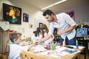 Naci Kocaslan steht den Kindern im Malstudio beratend zur Seite. (Bild: Manuela Jans-Koch (Altdorf, 10. Mai 2018))