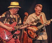 Bandleader Erik Trauner und Gitarrist Siggi Fassl. (Bilder: Kurt Lichtensteiger)
