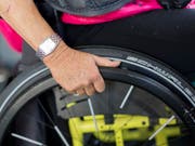 Die Zahl der neu zugesprochenen IV-Renten bleibt 2017 stabil. Die laufenden Renten haben dagegen abgenommen. (Bild: KEYSTONE/GAETAN BALLY)