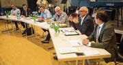 Zwei Befürworter, zwei Gegner, ein Warner und ein Moderater: Urs Martin, Dominik Diezi, Arno Germann, Felix Meier, Andreas Netzle und David H. Bon diskutierten in der Aula Reckholdern über Sinn und Unsinn eines Parlamentes in Romanshorn. (Bild: Reto Martin)