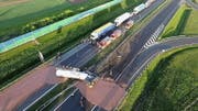 Die flüssige Schoggi ergoss sich über die gesamte Autobahn. (Bild: EPA/TwojaSlupca.pl)