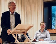 Präsident Alfred Mattle (v. l.) und Schulleiter Roland Aregger listen die Traktanden auf. (Bilder: Carmen Kaufmann)