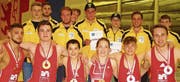 Sie überzeugten an den Schweizer Meisterschaften in Willisau: Die erfolgreichen Freistilspezialisten bei den Kadetten und Aktiven (links) sowie die Grecoringer der Jugend A und der Junioren. (Bilder: Patrick Dietsche)