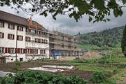 Blick auf den Erweiterungsbau beim Sunnehügel, der noch eingerüstet ist. (Bild: Boris Bürgisser (Schüpfheim, 2. Mai 2018))