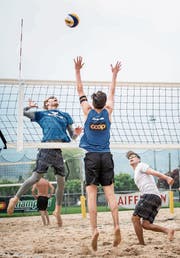 Reto Willimann beim Smash, beobachtet von Raphael Zurgilgen (rechts). (Bild: Roger Grütter (Sarnen, 6. Mai 2018))