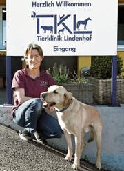 Tierärztin Fabienne Veillard mit ihrem Labrador Jaro. (Bild: Yvonne Aldrovandi-Schläpfer)
