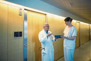 Balthasar Hug, Chefarzt Innere Medizin, und Pflegeexpertin Cornelia Küttel auf Patientenvisite nach neuer Manier. Im Herbst 2019 stellt das Luzerner Kantonsspital auf elektronische Patientendossiers um. (Bild: Pius Amrein (20. April 2018))
