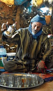 Der Nomade Baba Saleh schenkt seinen Gästen Tee aus. (Bild: Mario Testa)