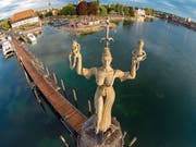 18 Tonnen schwer, neun Meter hoch: Die Imperia hält in ihrer Rechten ein gekröntes Männlein und in der Linken den Papst. (Bild: Peter Elch/PD)