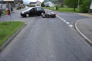Die beiden Fahrzeuge sind nach der Kollision beide beschädigt. (Bild: Kantonspolizei Nidwalden (Stans, 26. April 2018))