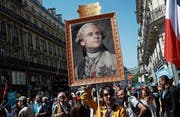 Macron als Louis XVI.: Zehntausende demonstrierten am Samstag in Paris gegen als «unsozial» gegeisselte Reformen des französischen Präsidenten. (Bild: François Mori/AP)