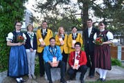 Veteranenehrung, umrahmt von den Ehrendamen: Doris Gmür, Christian Ebneter, Theres Schneider und Werner Lusti (stehend von links) sowie Andreas Egli und Loredana Koller (vorne). (Bild: Peter Jenni)