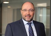 Der Regierungsrat hat Dr. iur. Thomas Armbruster zum künftigen Kommandanten der Zuger Polizei ernannt. Der Rechtsanwalt ist gegenwärtig Chef der Zuger Kriminalpolizei. Armbruster übernimmt das Kommando von Karl Walker am 1. Dezember 2018. (Bild: PD)