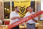 Mit überdimensionalem Bleistift forderte das neue Ehrenmitglied Bruno Arnold den neu gewählten Präsidenten Urs Briker auf, mit seiner Handschrift den Verband zu führen. (Bild: Georg Epp (Attinghausen, 9. Mai 2018))