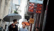 Es sind keine erfreulichen Zahlen, die die Argentinier in diesen Tagen zu sehen bekommen. (Bild: Pedro Lazano Fernandez/AP (Buenos Aires, 4. Mai 2018))