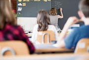 In Herisau könnten die Schulbänke in Zukunft zwischen Auffahrt und Pfingsten leer bleiben. (Bild: Mareycke Frehner)