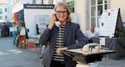 Sybil Schreiber hört sich auf der Gasse eine Telefongeschichte an. (Bilder: Mirjam Bächtold)