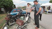 Max Arnold (links) mit seiner Condor 1933 und Werner Villiger mit seiner Caravelle 1964 am Old-Car-and-Bike-Treffen in Muri im Fachgespräch. (Bild: Roger Zbinden (5. Mai 2018))