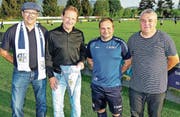 FCW-Präsident Kuno Jocham (links) und Sportchef Markus Hutter (rechts) bedankten sich bei Sven Sonderegger (2. von rechts) und stellten Roman Hafner als neuen Cheftrainer ab Sommer vor. (Bild: Ulrike Huber)