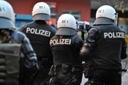 Polizeieinsätze wegen einiger wenigen Fussballfans, die sich nicht zu benehmen wissen, sind auch in Wil traurige Realität. (Symbolbild/Benjamin Manser)