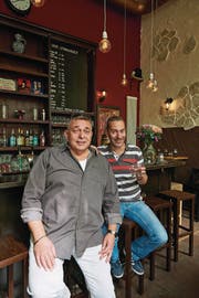 Christian Keiser (rechts) und Lutz Dallgas in ihrer Kneipe im Prenzlauer Berg. Gestern öffneten sie erstmals die Tore für ihre Gäste. (Bild: Rudi-Renoir Appoldt (Berlin, 3. Mai 2018))