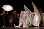 Im Rahmer der "Kulturbühne 2018" zeigten Carmen Puccio und ihr Tanztheater Divertimento in Aadorf die Produktion "zugedeckt und aufgedeckt. (Bild: Maya Heizmann)
