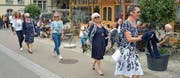 Modeschau auf dem Trottoir: Fünf Frauen zeigen am «Wyfelder Fritig» auf der Frauenfelderstrasse die neuste Frühlingskollektion. (Bild: Mario Testa)