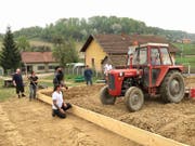 Die Beete nehmen allmählich Formen an. Im Vordergrund im weissen T-Shirt Initiant Maurus Dörig. (Bild: Manuel Streule)
