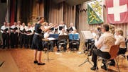 Dirigentin Martina Junker stimmt mit dem Männerchor und der Musikgesellschaft das Matrosenlied an. (Bild: Manuela Olgiati)