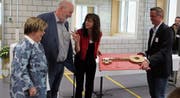 Symbolische Schlüsselübergabe im Rehabilitationszentrum Lutzenberg: die neue Zentrumsleiterin Monica Sittaro, der Vorgänger Peter Gut, die St. Galler Regierungsrätin Heidi Hanselmann und Gregor Sinkovec vom Gesundheitsdepartement des Kantons St. Gallen. (Bild: Patrik Kobler)