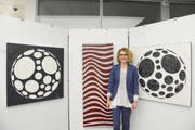 Die Künstlerin Barbara Zogg-Tanner mit drei ihrer Werken, die derzeit in der St.Galler Kantonalbank in Buchs zu sehen sind. (Bild: Hansruedi Rohrer)