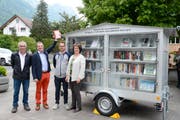 Der Bücherwagen ist in Frümsen stationiert: Es freuen sich der Sennwalder Gemeindepräsident Peter Kindler, Bibliothekpräsident Alois Bischof, Projektleiter Adrian Scherrer, Bibliothekleiterin Christina Gartmann (von links). (Bild: Hansruedi Rohrer)