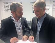 Beim Fachsimpeln: der einstige FC-Wil-Sportchef Axel Thoma (rechts) und Wils aktueller Präsident Maurice Weber. (Bild: Simon Dudle)