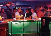 Auch den beiden Männern an der Bar gefällt es auf dem Land. (Bilder: Chris Marty/frauenfeld-events.ch)